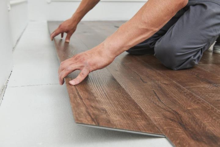 Nous proposons la pose de parquet ou de carrelage pour sublimer vos locaux.